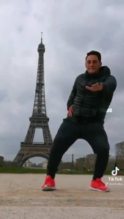 momo bailando 😄🤣🤣😃