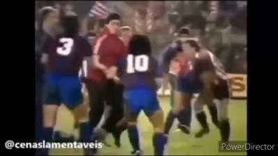 Maradona brigando ao som de ratinho (Peguei o v&iacute;deo do u/legumetoxique que era ao som de pagode e modifiquei um pouco)