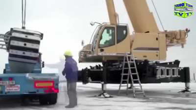 Гусеничный кран собирает сам себя