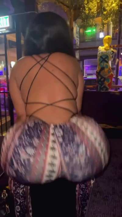 Now I kno she&rsquo;s African but you can&rsquo;t tell me this ain&rsquo;t a BBL. That ass too perfect