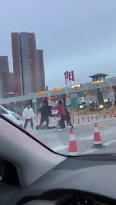 White shirt guy got some moves
