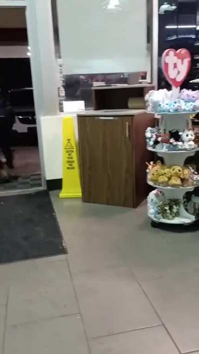 Racist Karen on drugs fights convenience store clerk