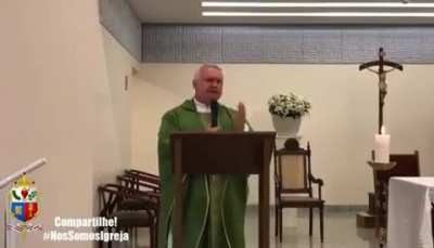 “Bolsonaro não presta. Ele não vale nada. E quem o elegeu tem que se confessar para pedir desculpas pelo pecado que cometeu, porque elegeu um bandido pra presidente”
