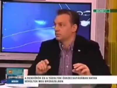 Egy kis &uacute;tmutat&oacute;, mi&eacute;rt par&aacute;ztat Orb&aacute;n folyton vil&aacute;gh&aacute;bor&uacute;val, mi&eacute;rt besz&eacute;l h&aacute;bor&uacute;p&aacute;rti EU-r&oacute;l &eacute;s Amerik&aacute;r&oacute;l a saj&aacute;t "b&eacute;kep&aacute;rtis&aacute;g&aacute;val" szemben