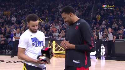 [Highlight] Steph presents Otto Porter with his 2022 ring.