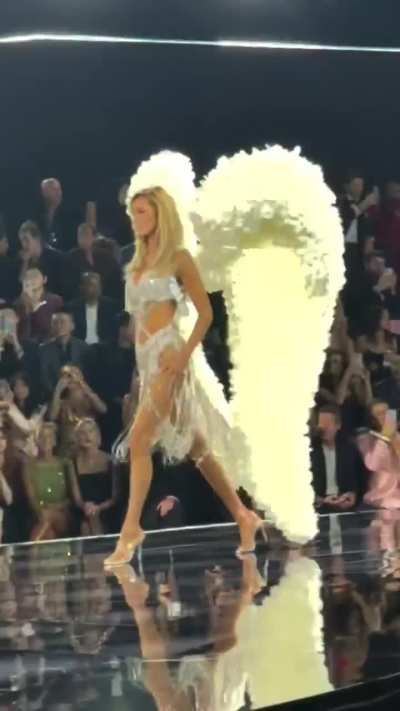 Backstage at the Victoria&rsquo;s Secret Fashion Show (15/10/25)