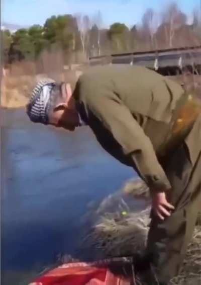 Namaz kılarken mucize olup suyun &uuml;st&uuml;nde kılmayı falan mı bekliyordun