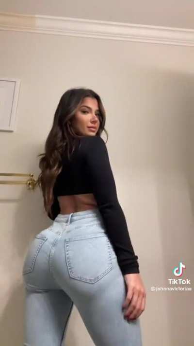 Johnnavictoriaa
