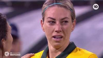 Soccer player sees her broken nose on the bigscreen