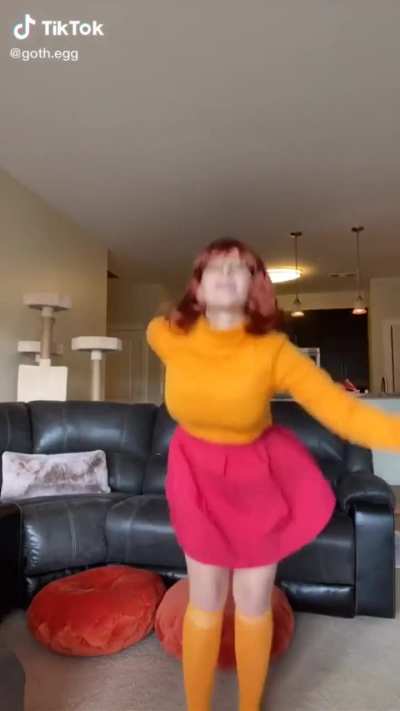 Daphne or Velma? (@wettmelonsss and @goth.egg)