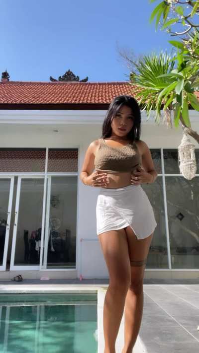 Sexy legs, cute butt and perky titties 