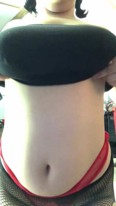 Just a simple titty reveal for you 🥰
