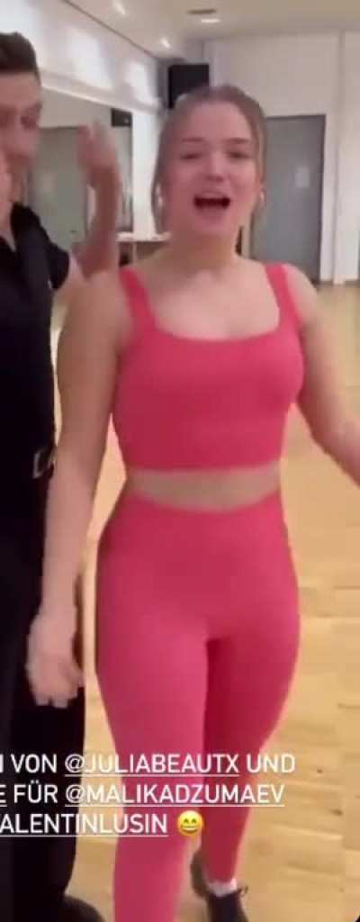 Ich wei&szlig; nicht warum die in so beschissener Qualit&auml;t auf Instagram hochladen auf dem Let&rsquo;s Dance Account also an meinem Internet liegt es garantiert nicht
