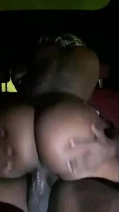 ︎