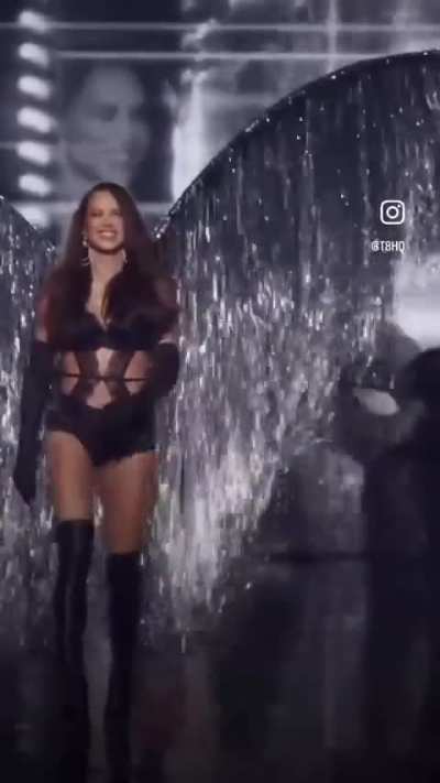 Omg they playing sports car at Victoria secret fashion show now we need her to perform there please!! 🙏 😭