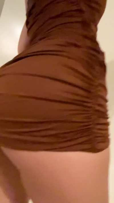 Imagine you&lsquo;d grab under this dress and there&lsquo;d be no panties😋