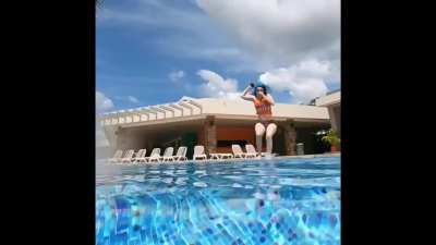 Diana Monster saltando a la piscina 🍑👀