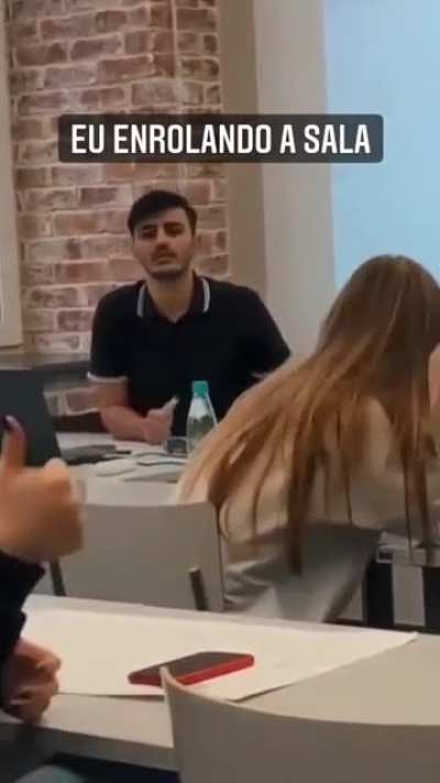 Oh deuses deste aben&ccedil;oado subreddit,poderiam me dar uma fra&ccedil;&atilde;o de sua sabedoria com o link do v&iacute;deo que a pessoa abaixo tocou no meio de sua aula?