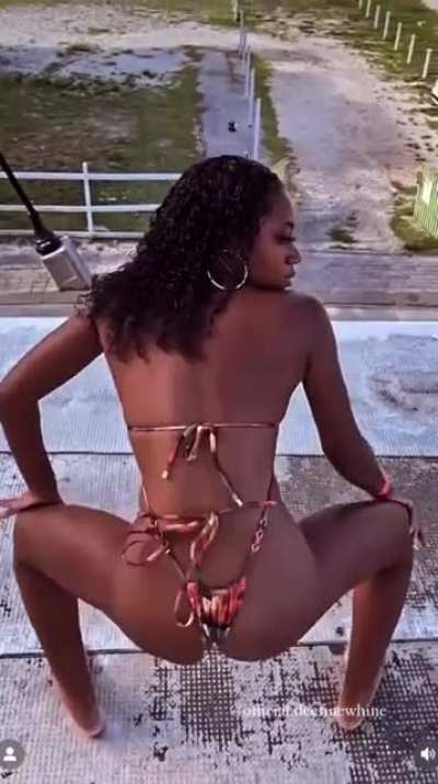 Dee (@official.deefinewhine)