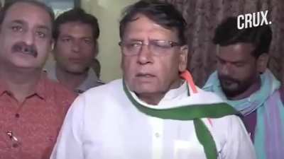A doctor resigns after a prominent politician publicly scolds him for failing to save a patient who could not be saved.