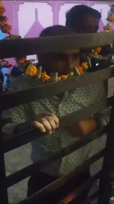 Bhai roz daaru pee ke tamasha kartey h padhney nhi dete 