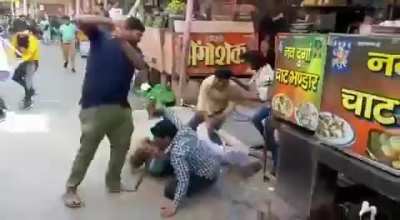 Food vendors fighting over customers in India
