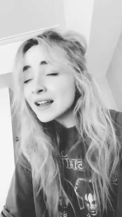 Sabrina covering &lsquo;Telepat&iacute;a&rsquo;