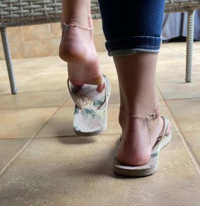 Your POV - you&rsquo;ve spotted my feet in a coffee shop - you &ldquo;drop&rdquo; your spoon and decide to linger 😈 do you like what you see?