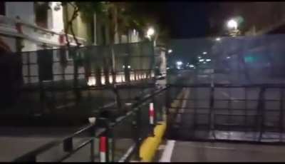 En Miraflores la dictadura literalmente est&aacute; "soldando" barricadas en las calles para protegerse de un levantamiento popular.