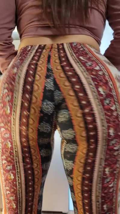 Raise your cock if you like my ass in flare pants 🍑