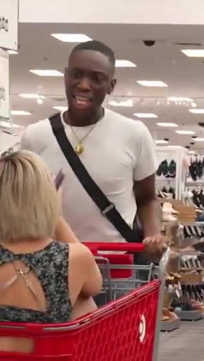 Sacanagem hein, o amigo s&oacute; queria fazer umas compras em paz