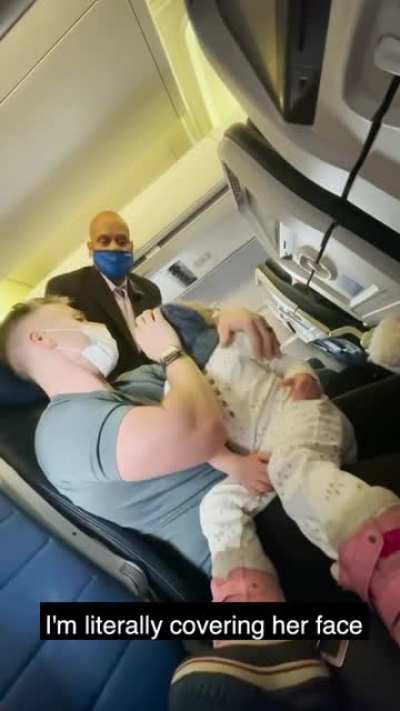 O que voc&ecirc;s acham disso? Meu ingl&ecirc;s &eacute; bem b&aacute;sico mas parece que tiraram do avi&atilde;o por essa crian&ccedil;a recusar a m&aacute;scara. S&oacute; tem 2 anos.