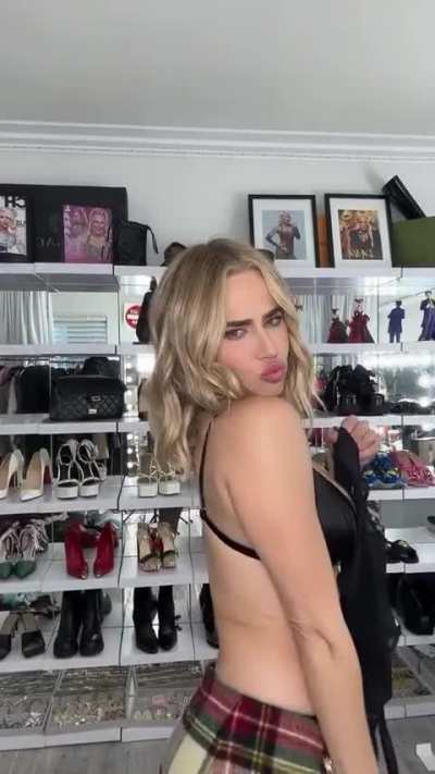 LANA Dancing w/ BLACK-"BRA" 😍😘😮