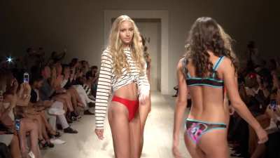 Gabriel Fulton being exhibitionistic on catwalk (full Gabi-performance, highlight at 0:18)