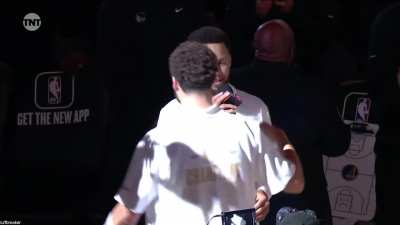 [Highlight] Klay Thompson seemingly messing up the ring ceremony sequence as he hands the mic to Curry