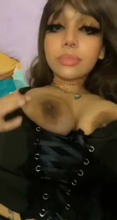 &amp;gt;.&amp;lt; Can u hold these for me