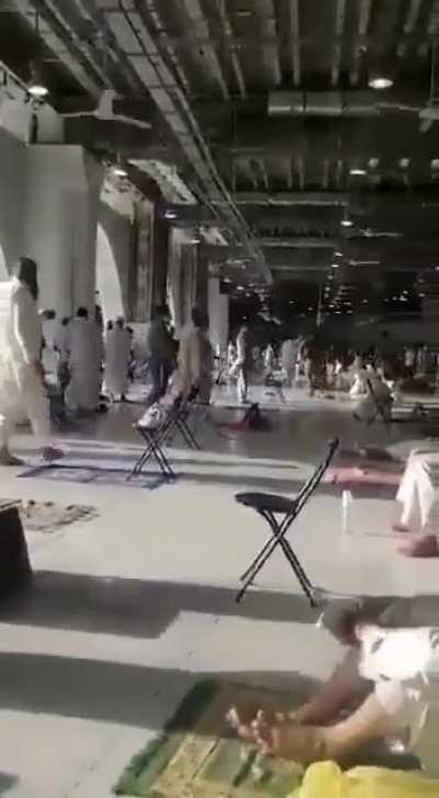 Guy going around shouting pro-ISIS statements, then gets CHAIR SLAMMED by several people in the Holy Mosque, Mecca 🕋