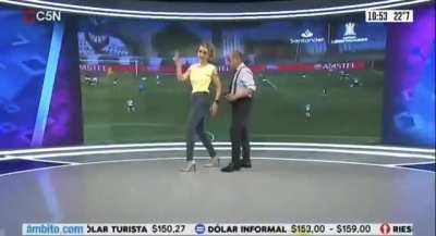 Se acham que os programas esportivos aqui conseguem ser estranhos, nosso continente consegue ser competitivo at&eacute; nisso: