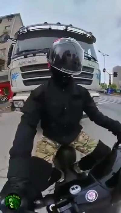 Почему не стоит подрезать грузовик на мотоцикле
