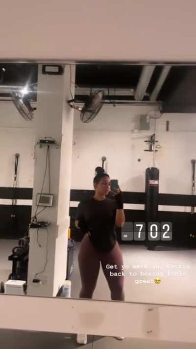👸🏼🤳🏽🤎