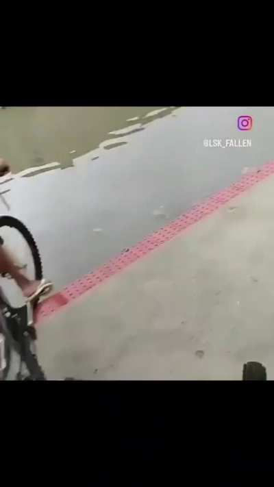 O mano foi visitar a fenda do biqu&iacute;ni 