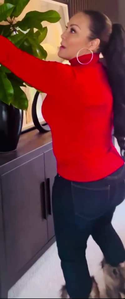 Her ass so phat and she fine af
