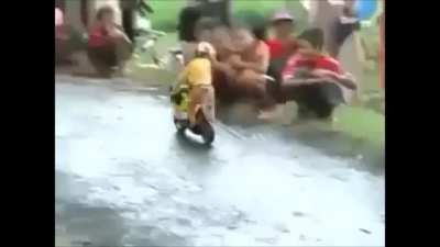 El admin con 7 años llegando a la plaza