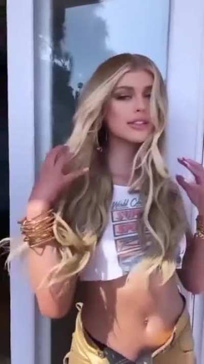 Such a great outfit in this vid