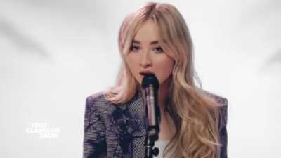 Sabrina performing &lsquo;WOW&rsquo; on the Kelly Clarkson Show