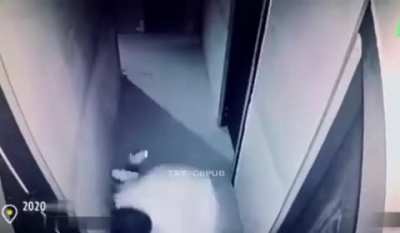 Заботливый жених и его невеста в азиатской комнате страха.