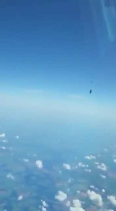 A Boeing 737 encounters an amateur stratospheric balloon