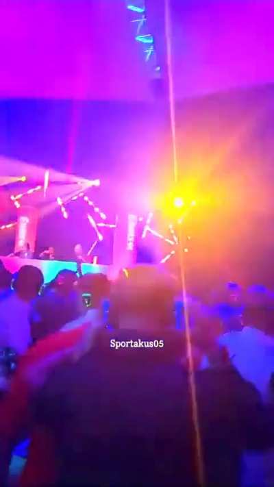 Julia Beautx und Rewinside k&uuml;ssen sich bei der SWR3 Halloween Party 2023