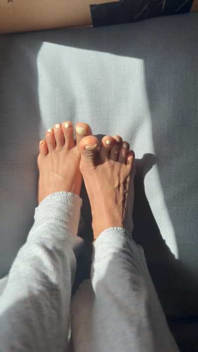 Letting my feet soak up the sun🦶🏼☀️