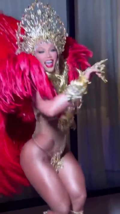 👑